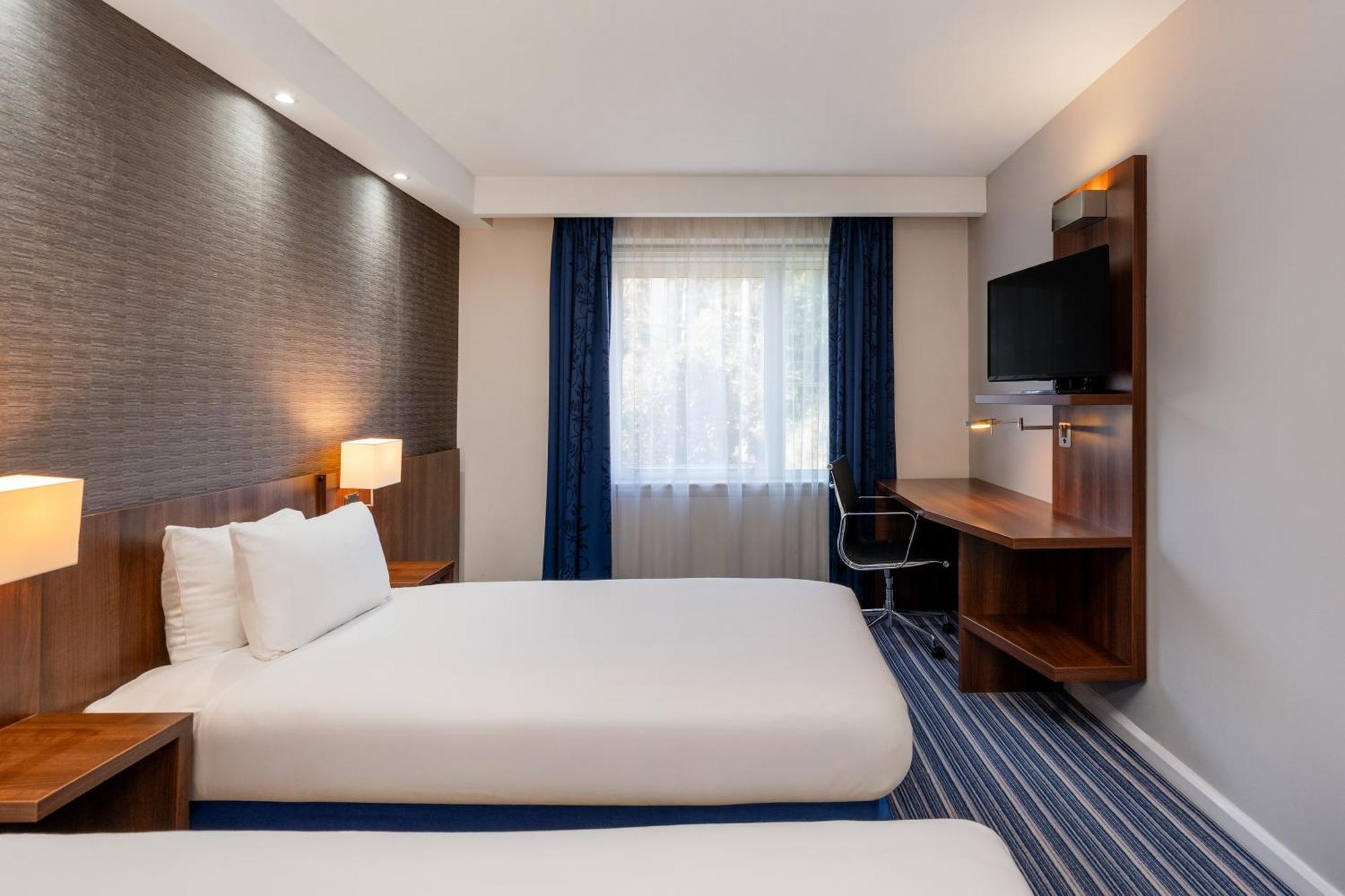 Holiday Inn Express Cambridge Duxford M11 Jct 10 By Ihg Exterior photo
